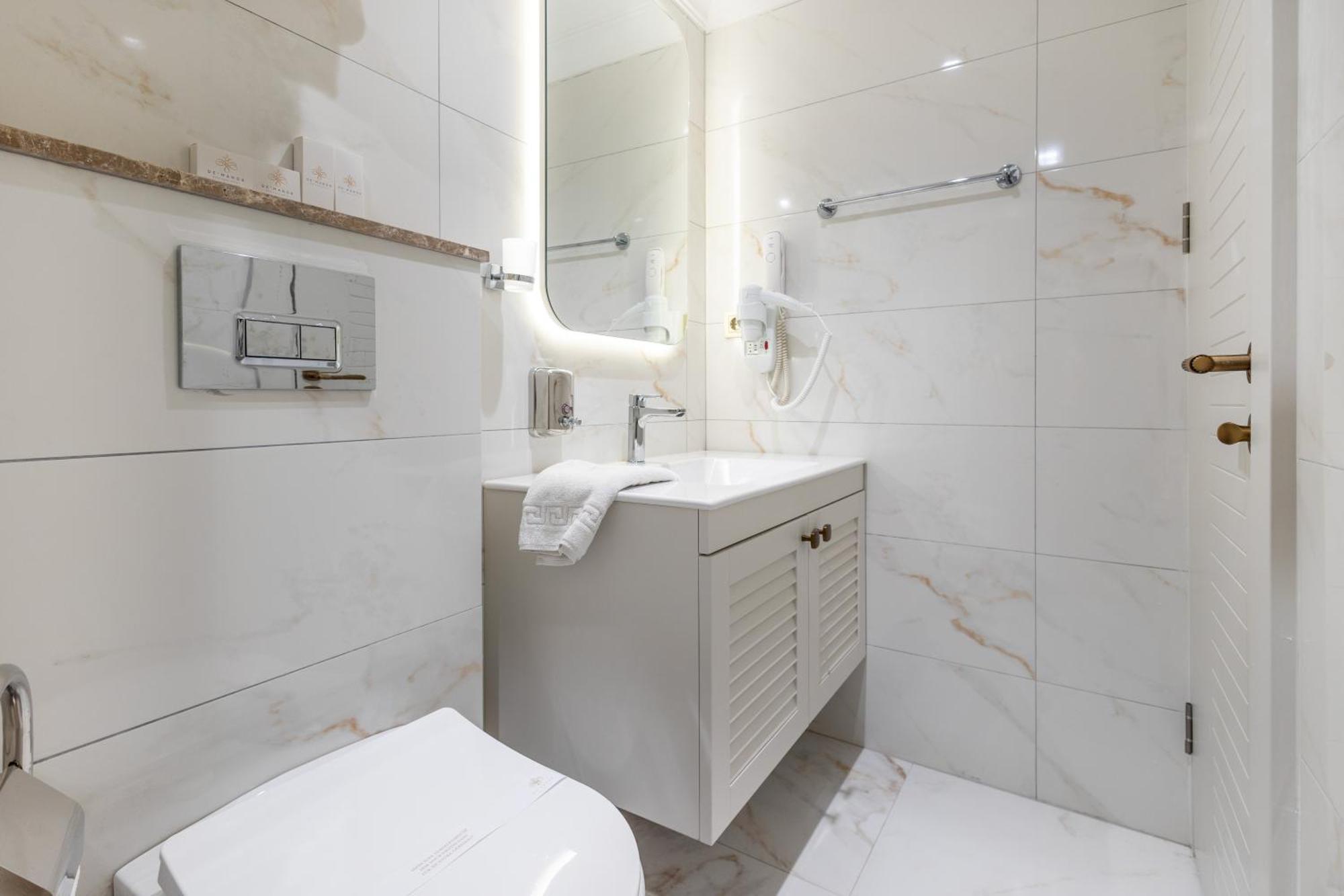 Hotel Demanor Adult Only